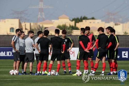 In this photo provided by the Korea Football Association (KFA), South Korea national football team players and coaching staff gather in a circle ahead of their training at Sheikh Zayed Stadium in Abu Dhabi, UAE, on Dec. 25, 2018. (Yonhap)