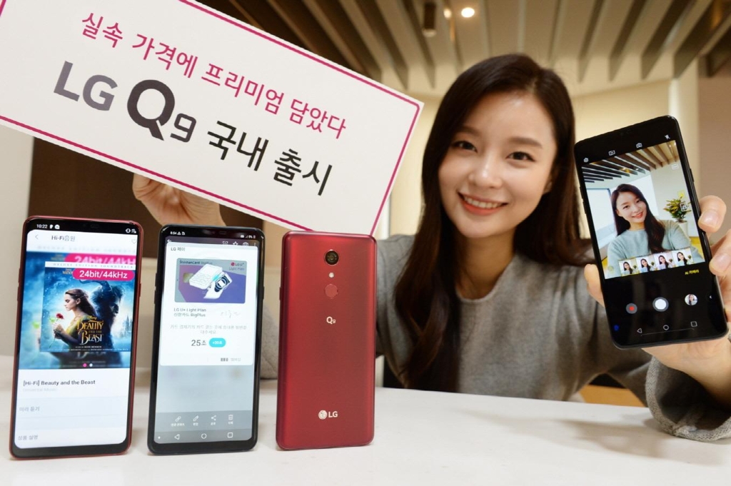 A model poses with an LG Q9 smartphone in this photo released by LG Electronics Inc. on Jan. 6, 2019. (Yonhap)