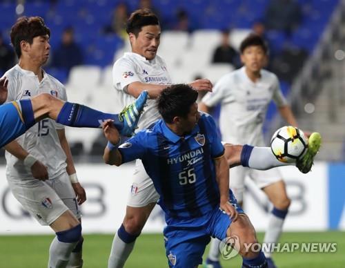 This file photo taken May 9, 2018, shows Suwon Samsung Bluewings midfielder Kim Eun-sun (C, rear) kicking the ball during an AFC Champions League round of 16 match against Ulsan Hyundai FC in Ulsan. (Yonhap)