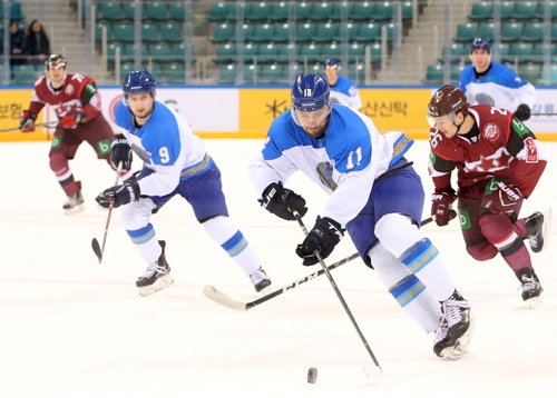 (LEAD) Kazakhstan beats Latvia to win men's hockey tournament in S. Korea