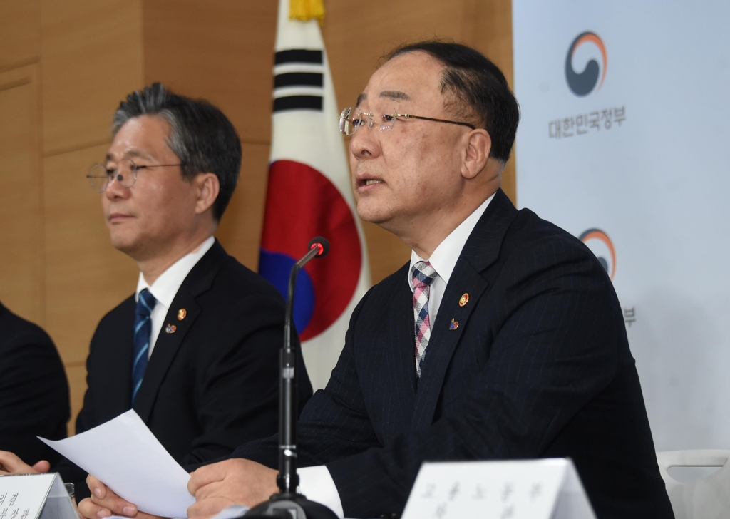 Hong Nam-ki (R), the minister of economy and finance, speaks in a joint news conference with Sung Yun-mo, minister of trade, industry and energy, and other officials at a government building in central Seoul on Feb. 21, 2019. This photo was provided by the Ministry of Economy and Finance. (Yonhap)