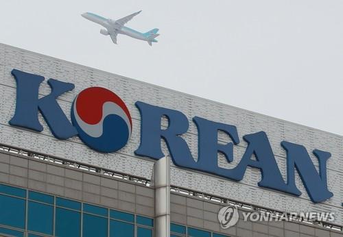 Korean Air passenger jet flies over the airline's headquarters in eastern Seoul. (Yonhap)