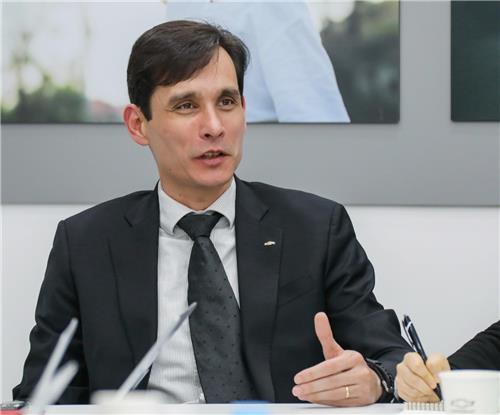 In this photo taken March 28, 2019, GM Korea Vice President Cesar Toledo in charge of vehicle sales, service and marketing talks to reporters in a group interview held on the sidelines of the 2019 Seoul Motor Show that lasts through April 7 at the KINTEX exhibition hall in Goyang, just northwest of Seoul. (Yonhap)