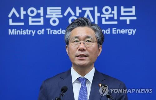 Industry Minister Sung Yun-mo (Yonhap)