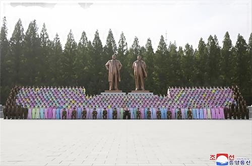 North Korean leader Kim Jong-un (C, 1st row) takes part in a photo session with wives of officers of the Korean People's Army selected in an art contest at the Ministry of the People's Armed Forces on June 4, 2019, in this photo released by the Korean Central News Agency the next day. (For Use Only in the Republic of Korea. No Redistribution) (Yonhap) 