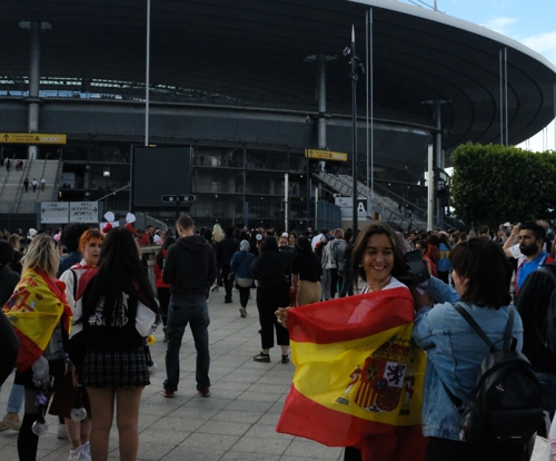 This photo shows fans waiting for a BTS concert at Stade de France in Saint Denis, north of Paris on June 8, 2019. (Yonhap) 