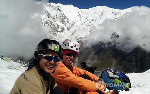 This photo provided by their team, the Jikji Expedition, shows two South Korean alpinists -- Min Jun-young and Park Jong-sung -- killed in 2009 while climbing in the Himalayas. (PHOTO NOT FOR SALE) (Yonhap) 