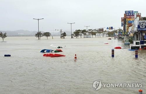 A road in the eastern city of Gangneung, Gangwon Province, is flooded on Oct. 3, 2019, as Typhoon Mitag struck the region. (Yonhap)
