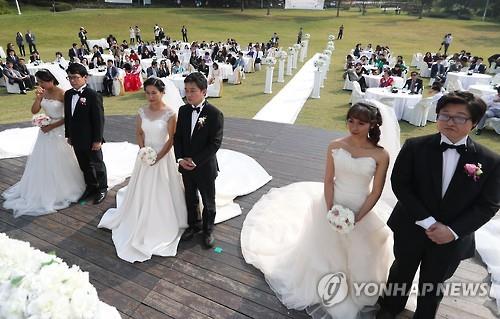 A joint wedding ceremony of multicultural couples takes place in Seoul on Oct. 14, 2016. (Yonhap)