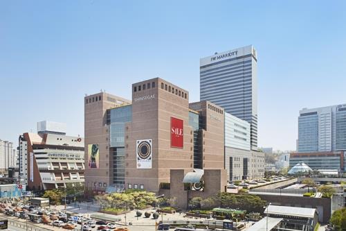 This undated photo, provided by Shinsegae Department Store, shows its outlet in Gangnam. (PHOTO NOT FOR SALE) (Yonhap) 