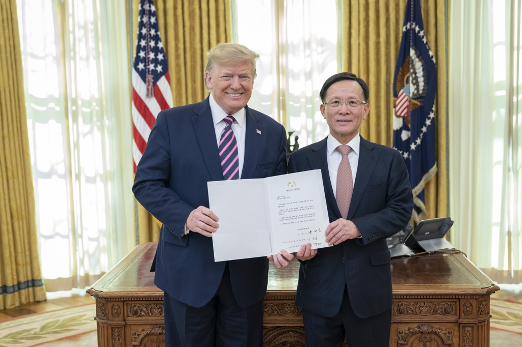 This photo, provided by the South Korean Embassy in Washington, shows U.S. President Donald Trump (L) and South Korean Ambassador to the U.S. Lee Soo-hyuck at a credentialing ceremony at the White House in Washington on Jan. 6, 2020. (Yonhap)