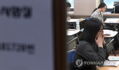 This file photo taken on Nov. 14, 2019, shows applicants for the College Scholastic Aptitude Test in Seoul. (Yonhap)