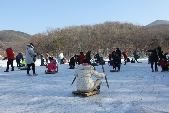 This photo, captured from the website of the Korea Tourism Organization, shows families enjoying ice sledding. (PHOTO NOT FOR SALE) (Yonhap)