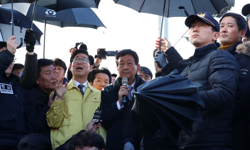 Minister of Interior and Safety Chin Young (C) holds a meeting with local residents in the central city of Asan on Jan. 30, 2020, amid local residents' protest against the government's plan to quarantine South Korean evacuees from China's epicenter of a new coronavirus outbreak at a public facility in the city. (Yonhap)