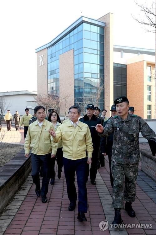 Defense Minister Jeong Kyeong-doo (C) looks over the Korea Defense Language Institute in Icheon, 80 kilometers southeast of Seoul, on Feb. 20, 2020, which will house the third group of South Korean residents and their Chinese family members who will be airlifted to South Korea, in this photo provided by his office. (PHOTO NOT FOR SALE) (Yonhap)