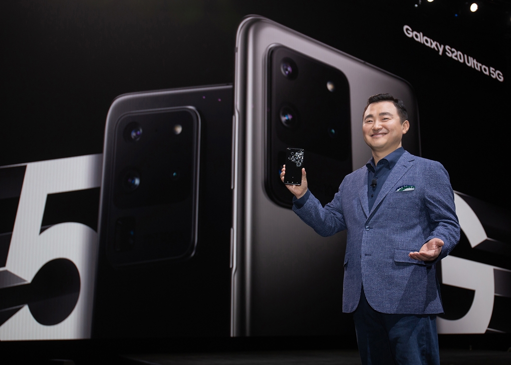 In this photo provided by Samsung Electronics Co. on Feb. 12, 2020, Roh Tae-moon, president and head of Samsung's mobile communications business, poses for a photo with the company's new Galaxy S20 smartphone at the Galaxy Unpacked 2020 event in San Francisco on Feb. 11, 2020. (PHOTO NOT FOR SALE) (Yonhap)