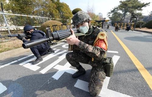 (LEAD) 740 soldiers quarantined over new coronavirus: defense ministry