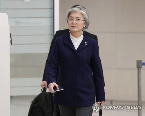 Foreign Minister Kang Kyung-wha arrives at Incheon International Airport on Feb. 16, 2020, after wrapping up her four-day visit to Munich, Germany. (Yonhap)