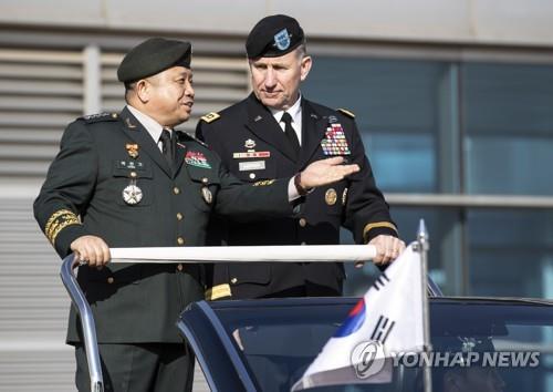 South Korea's Joint Chiefs of Staff (JCS) Gen. Park Han-ki (L) speaks with U.S. Forces Korea Commander Gen. Robert Abrams as they inspect an honor guard during a ceremony at the defense ministry compound in Seoul on Nov. 13, 2018, to welcome the U.S. leader. (Yonhap)