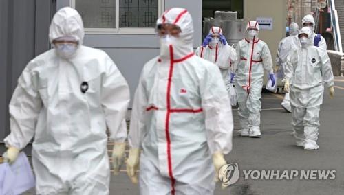 Medical staff at Keimyung University Dongsan Medical Center in Daegu, 300 kilometers southeast of Seoul, report for duty in full protective suits, on Feb. 28, 2020. (Yonhap)