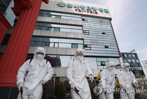 (7th LD) S. Korea wary of cluster, imported infections amid sign of declining new cases