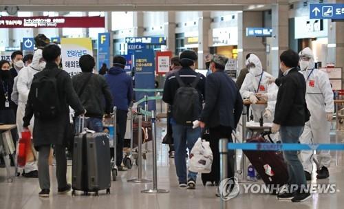 A group of South Koreans arrives at Incheon airport, west of Seoul, on April 3, 2020, as they return home from new coronavirus-hit Morocco on a special flight that the North African nation arranged to transport medical items from South Korea. The 105 evacuees will be put under a 14-day isolation. (Yonhap)