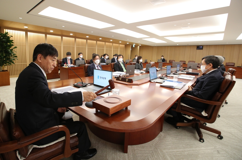 In the photo provided by the Bank of Korea (BOK), BOK Gov. Lee Ju-yeol (L) and other members of the BOK monetary policy board are seen holding a rate-setting meeting in Seoul on April 9, 2020, in which they voted to keep the policy rate steady at 0.75 percent. (PHOTO NOT FOR SALE) (Yonhap)