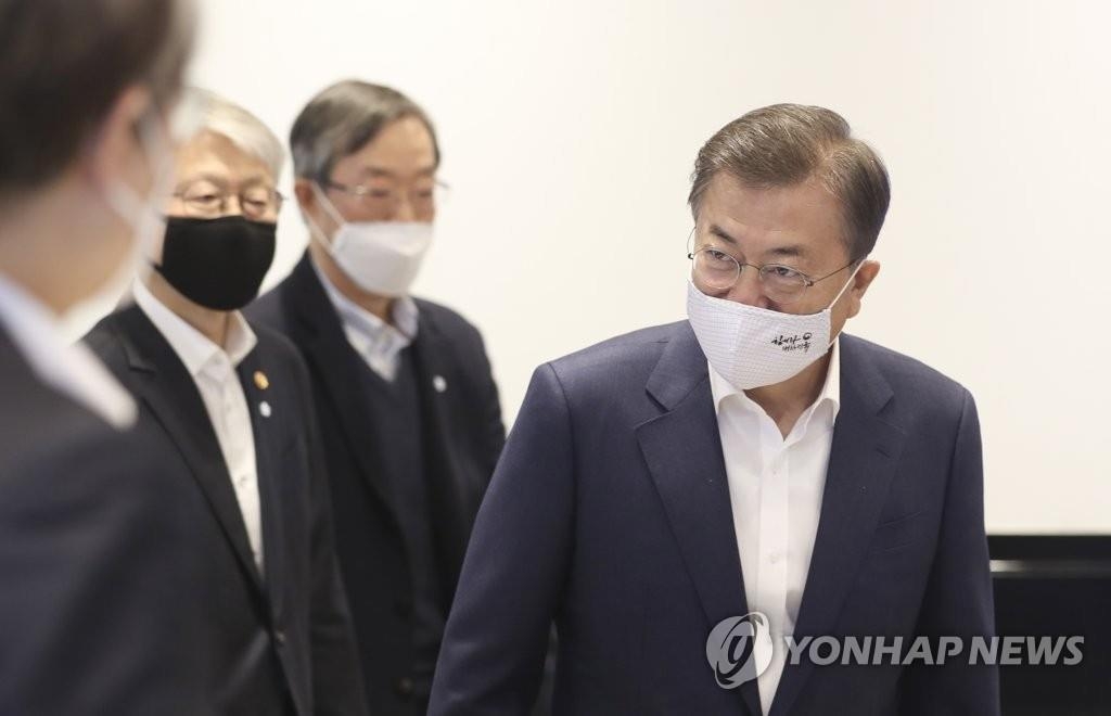President Moon Jae-in (R) in a file photo (Yonhap)