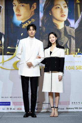 This photo provided by SBS shows Lee Min-ho (L) and Kim Go-eun, who play the lead roles of "The King: Eternal Monarch," posing at a press conference in Seoul on April 16, 2020. (PHOTO NOT FOR SALE) (Yonhap)