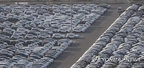 This photo, taken March 18, 2020, shows vehicles lined up at Hyundai Motor's port in Ulsan, about 410 kilometers southeast of Seoul. (Yonhap)