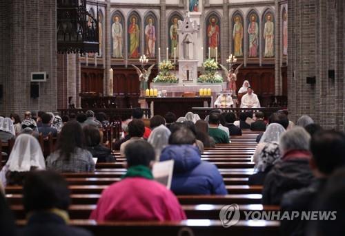 Catholics attend a public Mass at Myeongdong Cathedral in central Seoul on April 26, 2020, the first Sunday after the government lowered the intensity of its social distancing campaign amid a slowdown in new coronavirus cases. (Yonhap)