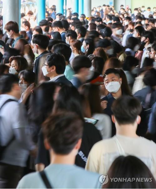 Commuters wearing masks change trains at a subway station in Seoul on May 6, 2020. South Korea started to relax its social distancing measures the same day, as the number of new coronavirus infections has stayed low for weeks, moving to what it calls an "everyday life quarantine" scheme and giving the go-ahead to the normalization of schools and public facilities. (Yonhap)