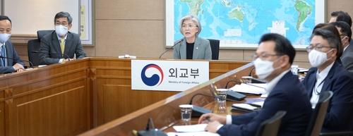 Foreign Minister Kang Kyung-wha speaks during a videoconference with chiefs of overseas South Korean missions at the foreign ministry in Seoul on May 6, 2020 in this photo provided by the ministry. (PHOTO NOT FOR SALE) (Yonhap)