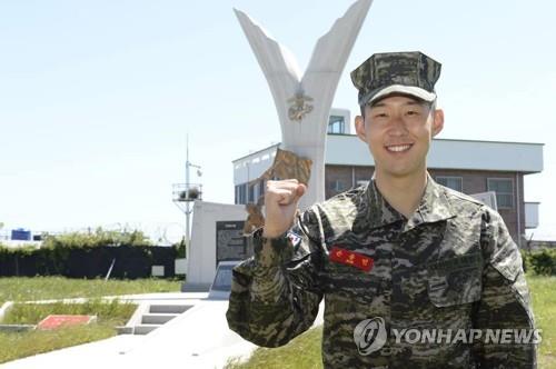 (LEAD) Tottenham's Son Heung-min wraps up three-week military training with flying colors