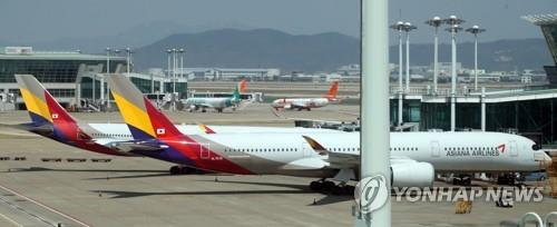 This file photo, taken April 9, 2020, shows Asiana Airlines Inc. planes grounded at Incheon International Airport, west of Seoul. (Yonhap)