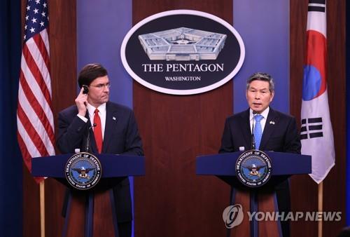 South Korea's Defense Minister Jeong Kyeong-doo (R) and U.S. Secretary of Defense Mark Esper attend a press conference at the Pentagon in Washington on Feb. 24, 2020, in this photo provided by Jeong's office. (PHOTO NOT FOR SALE) (Yonhap)