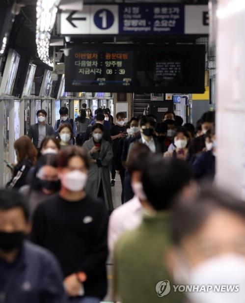 People wearing masks walk at Seoul Station on May 26, 2020, as the quarantine authorities began to require all bus, taxi and airplane passengers to wear masks the same day amid the coronavirus pandemic. (Yonhap) 