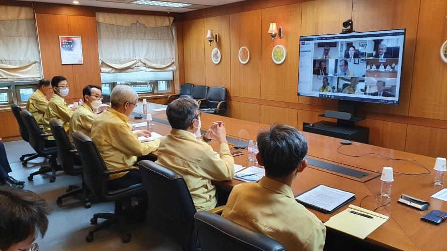 Second Vice Foreign Minister Lee Tae-ho (3rd from R) speaks during a videoconference with chiefs of South Korean missions in eight U.S. states, including New York, Boston and Atlanta, to discuss the unrest in the country, at the foreign ministry in Seoul on June 2, 2020. (Yonhap)