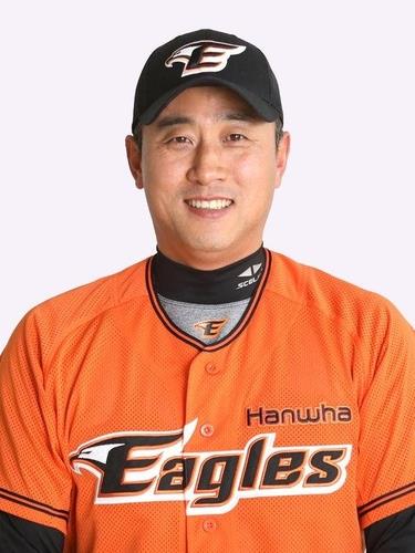 This photo, provided by the Hanwha Eagles on June 8, 2020, shows the Korea Baseball Organization club's interim manager, Choi Won-ho. (PHOTO NOT FOR SALE) (Yonhap)