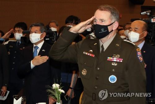 Gen. Robert Abrams, commander of the U.S. Forces Korea and the Combined Forces Command, salutes during a forum held in Seoul on July 1, 2020. (Yonhap)