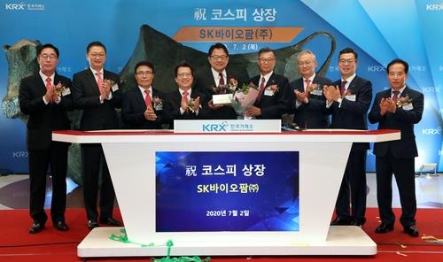 Korea Exchange CEO Jung Ji-won (4th from L), SK Biopharmaceuticals CEO Cho Jeong-woo (5th from L) and company executives clap hands during the bio firm's stock market listing ceremony at the KRX headquarters building in Seoul on July 2, 2020. (Yonhap)