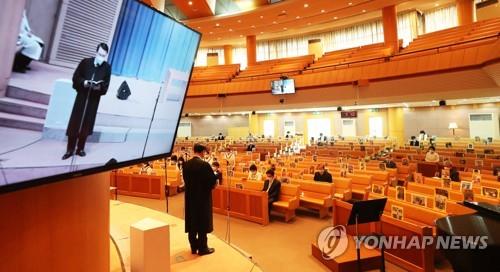 This file photo shows a pastor conducting a live-streamed church service. (Yonhap) 