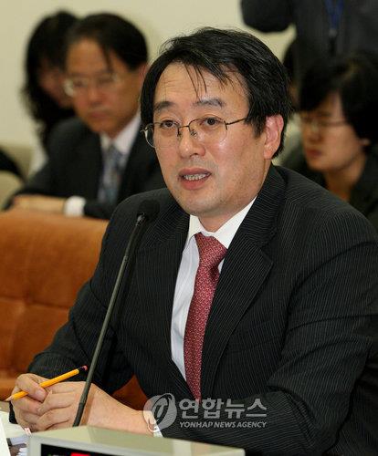 This file photo shows Lee Jong-koo, former KCDC director general, on Oct. 14, 2008. (Yonhap) 