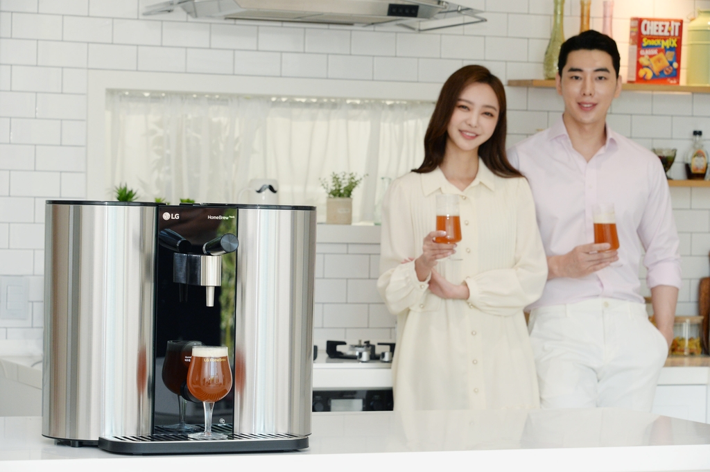This photo provided by LG Electronics Inc. on July 10, 2020, shows the company's capsule-based home brew machine. (PHOTO NOT FOR SALE) (Yonhap)