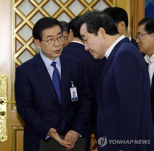 This file photo shows Seoul Mayor Park Won-soon alongside then-Prime Minister Lee Nak-yon during a meeting at Cheong Wa Dae in Seoul in 2018. (Yonhap)