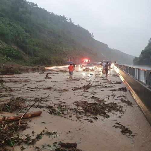 An undated photo taken by a reader shows the aftermath of a mudslide on an expressway running through Jecheon. (PHOTO NOT FOR SALE) (Yonhap) 