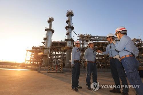 This file photo shows workers talking near a GS Caltex plant in Yeosu, about 455 kilometers south of Seoul. (Yonhap)
