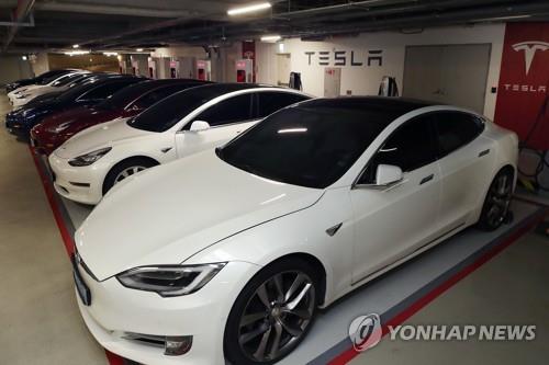 Tesla electric vehicles are parked in a row at a charging station in Seoul on May 10, 2020. (Yonhap)