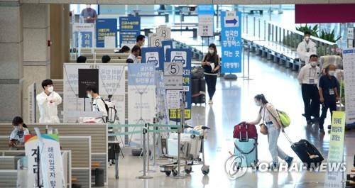 People arriving from abroad are guided to undergo quarantine procedures in the arrival hall at Incheon airport, west of Seoul, on Aug. 11, 2020. (Yonhap)