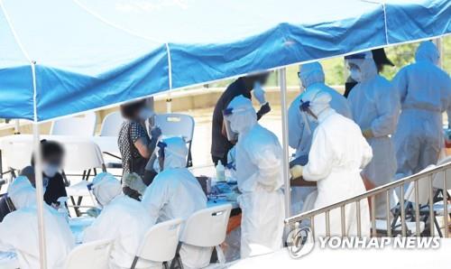 A makeshift coronavirus testing center is set up in front of a town hall in Yangpyeong, Gyeonggi Province, on Aug. 15, 2020, after more than 30 locals were confirmed to have contracted COVID-19 after attending a gathering among the townspeople. (Yonhap)